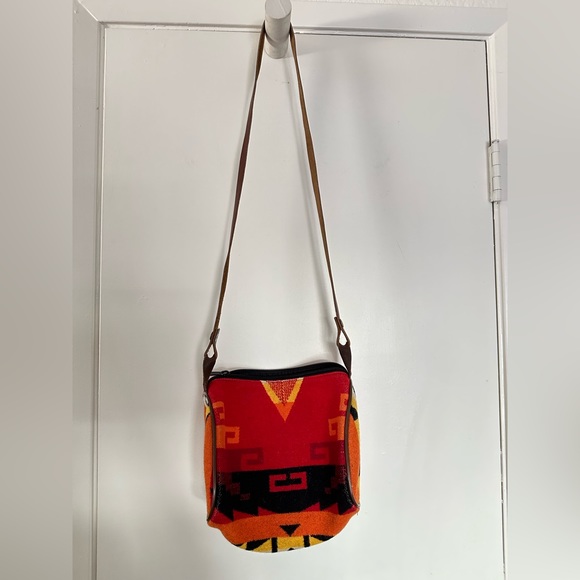 Pendleton Wool Cross body red Aztec pattern bag - Picture 4 of 6